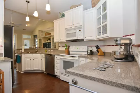 402 Azalea Dr, Hampstead, NC 28443 photo 4