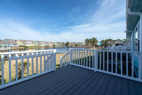 617 Sloop Pointe Ln, Kure Beach, NC 28449 photo 2