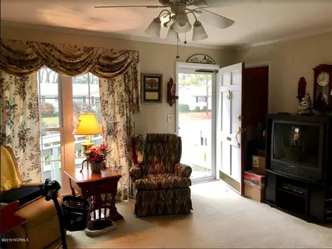 902 E Nicholson St, Clinton, NC 28328 photo 2