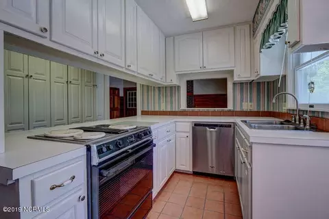 102 Pine Needle Way, Hampstead, NC 28443 photo 5