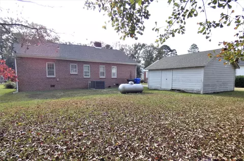 409 E Powell St, Clinton, NC 28328 photo 3