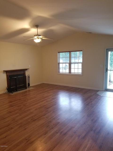 205 Britton Ln, Hubert, NC 28539 photo 2