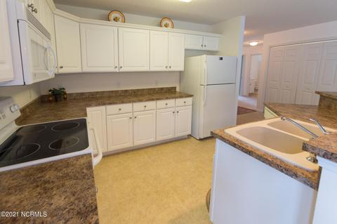 112 Holly Tree Ln, Hampstead, NC 28443 photo 6