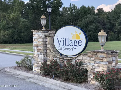202 Fountain Dr, Clinton, NC 28328