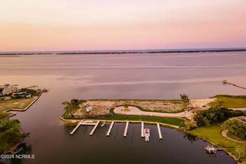4717 S Shore Dr, Morehead City, NC 28557