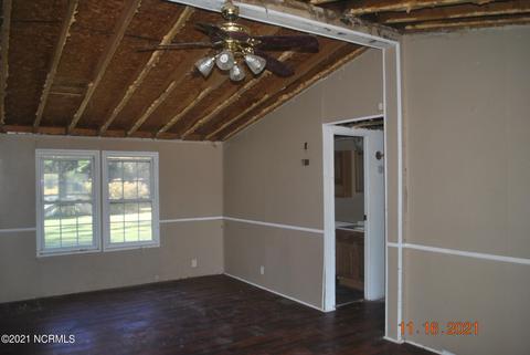 435 Richlands Loop Rd, Richlands, NC 28574 photo 2