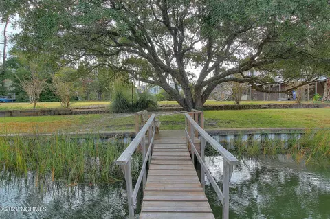 20 SW 15th St # R, Oak Island, NC 28465