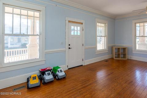 317 E Johnson St, Clinton, NC 28328 photo 4