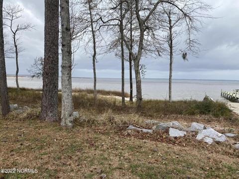 221 Becton Rd, Havelock, NC 28532