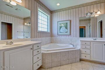 860 Highlands Dr, Hampstead, NC 28443 photo 13