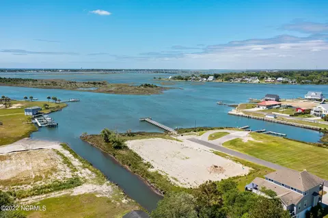 307 Bayshore Dr, Cape Carteret, NC 28584