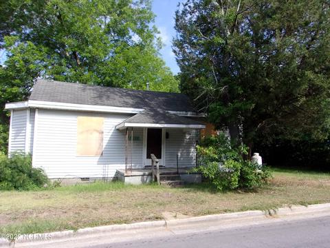 504 Lane St, Maxton, NC 28364