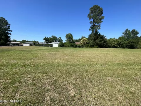 2 Boy Scout Rd, Kinston, NC 28501