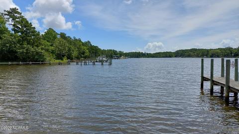 106 Shore Dr E, Oriental, NC 28571