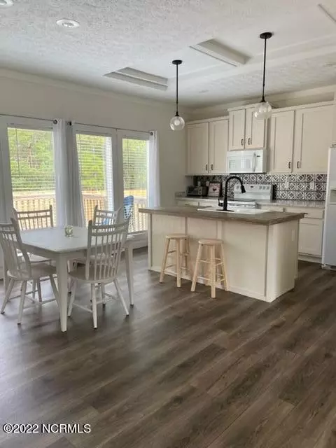 107 Colbert Ln, Hampstead, NC 28443 photo 3