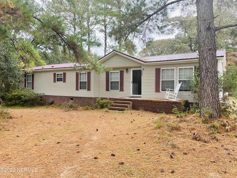 525 Groves Point Dr, Hampstead, NC 28443