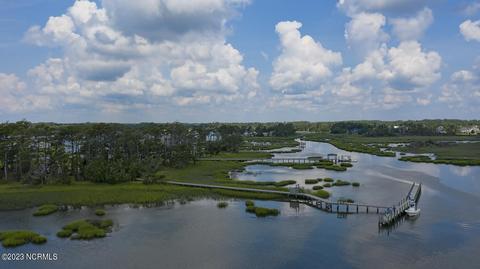 1401 Fathom Way, Morehead City, NC 28557