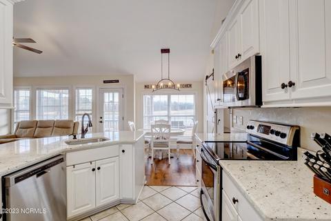 110 Castle Bay Dr, Hampstead, NC 28443 photo 6