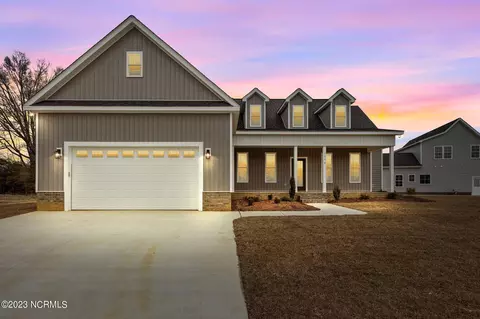 3250 School View Dr, Farmville, NC 27828