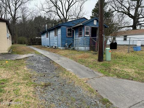 306 E Cobb St, Pinetops, NC 27864