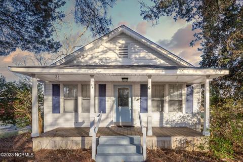 44 Jackson St, Bayboro, NC 28515