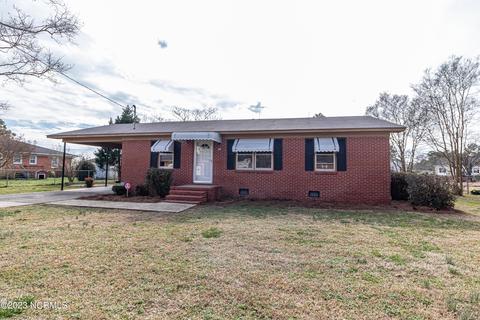 606 E Pollock St, Mount Olive, NC 28365 photo 3
