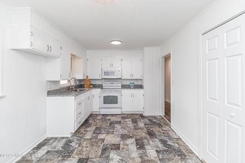 606 E Pollock St, Mount Olive, NC 28365 photo 6