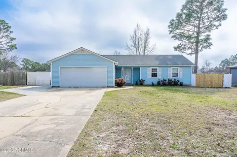 102 Avon Dr, Hubert, NC 28539 photo 1