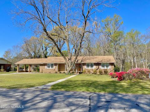 205 Pecan Dr, Elizabethtown, NC 28337