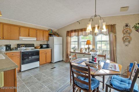 1017 Easterly Dr SW, Supply, NC 28462 photo 8