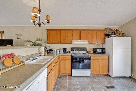 1017 Easterly Dr SW, Supply, NC 28462 photo 11