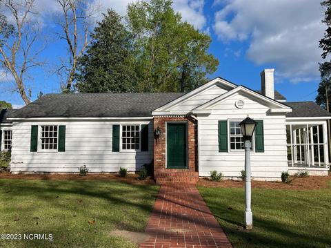 305 Dallas Ave, Lake Waccamaw, NC 28450