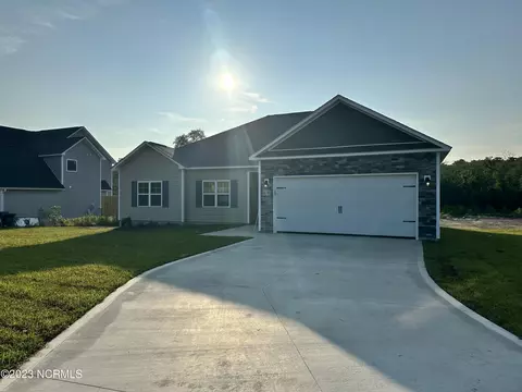 618 Riggs Rd, Hubert, NC 28539