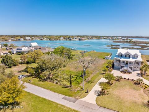 537 Neptune Dr, Cape Carteret, NC 28584