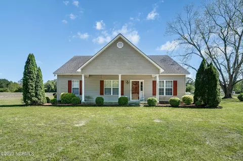426 E Sampson St, Magnolia, NC 28453
