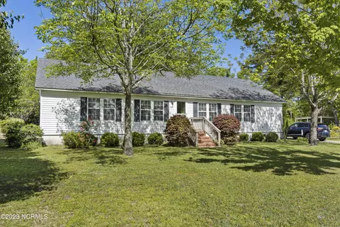 114 Bayshore Dr, Cape Carteret, NC 28584