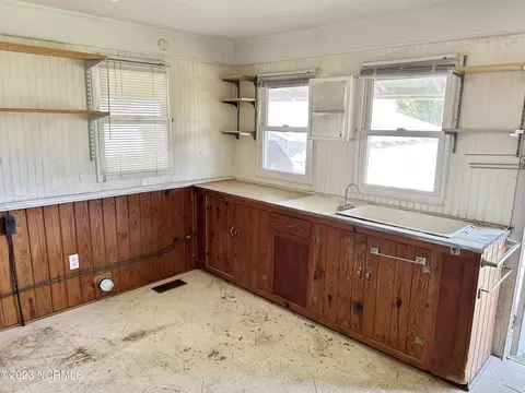 305 Main St, Winfall, NC 27985 photo 9