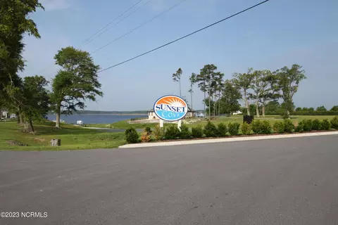 112 Morning Ct, Stella, NC 28582