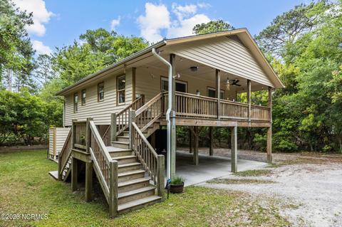 135 Pinewood Pl, Emerald Isle, NC 28594