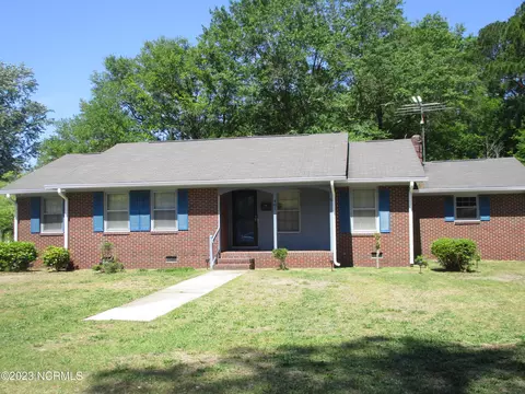 401 N Florence St, Maxton, NC 28364