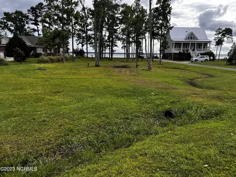 11 E Commodore Pt, Belhaven, NC 27810 photo 4