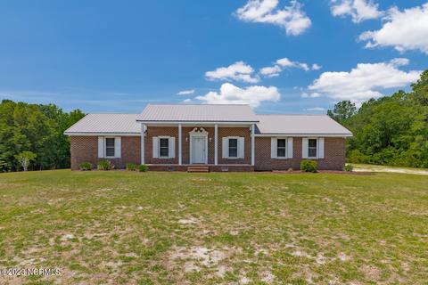 212 Hogans Rd, Hubert, NC 28539