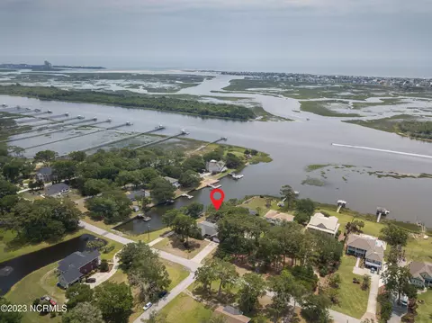 250 Shoreline Dr E, Sunset Beach, NC 28468