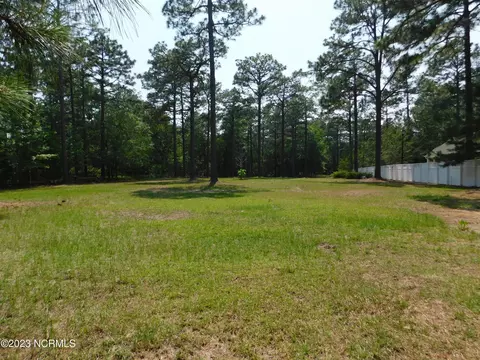 306 Lazar Ln, Southern Pines, NC 28387
