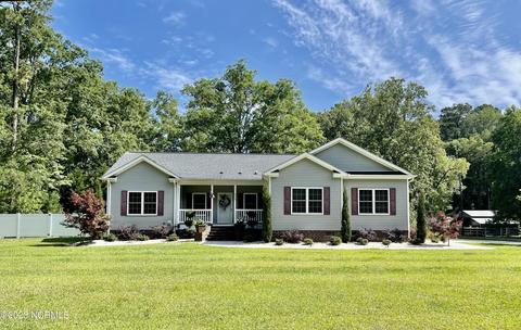 353 Wooded Acres Rd, Lake Waccamaw, NC 28450