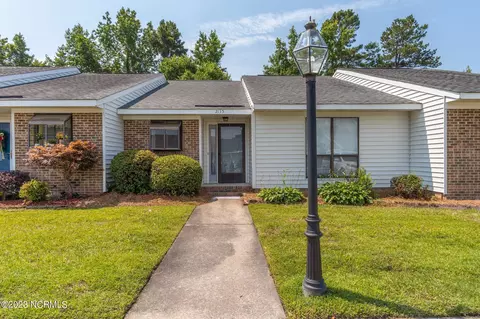 2135 Fox Run Dr, Kinston, NC 28504