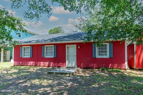 102 NE 42nd St, Oak Island, NC 28465