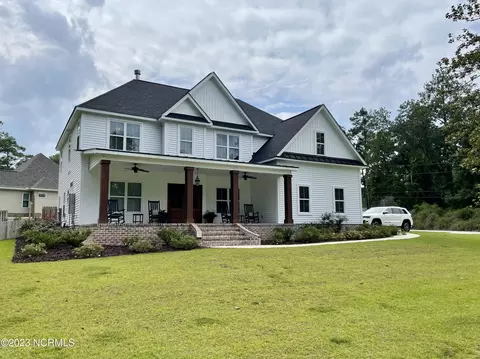 305 Hawthorne Rd, Trent Woods, NC 28562