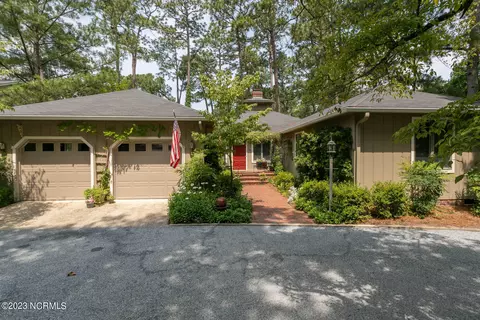845 Saint Andrews Dr, Pinehurst, NC 28374