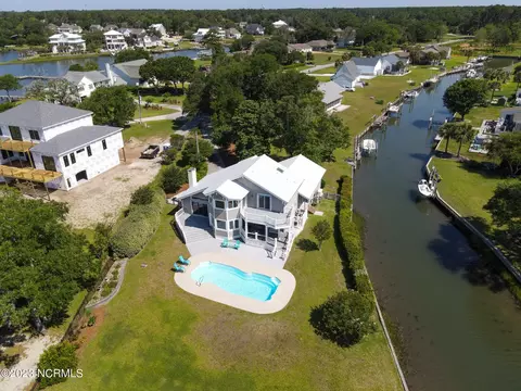227 Club Point Dr, Cape Carteret, NC 28584